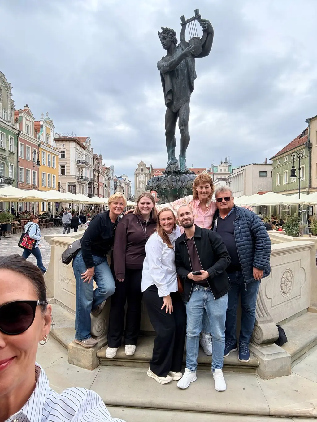 Skya-gjengen samlet ved en fontene med statue på et torg